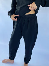 Load image into Gallery viewer, LOOSE FIT SWEATPANTS - BLACK
